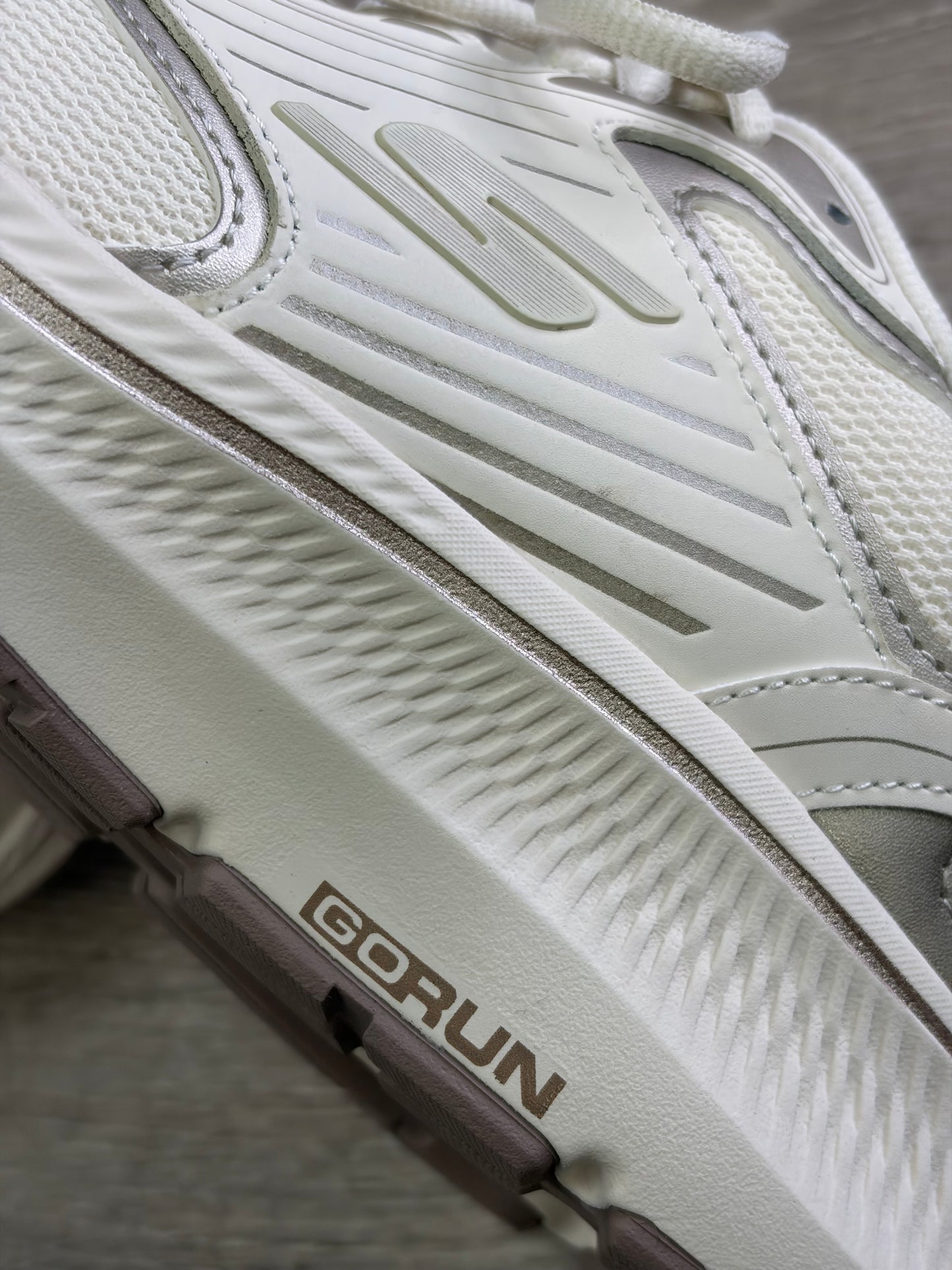 Skechers - GO RUN -  Beige Trainer