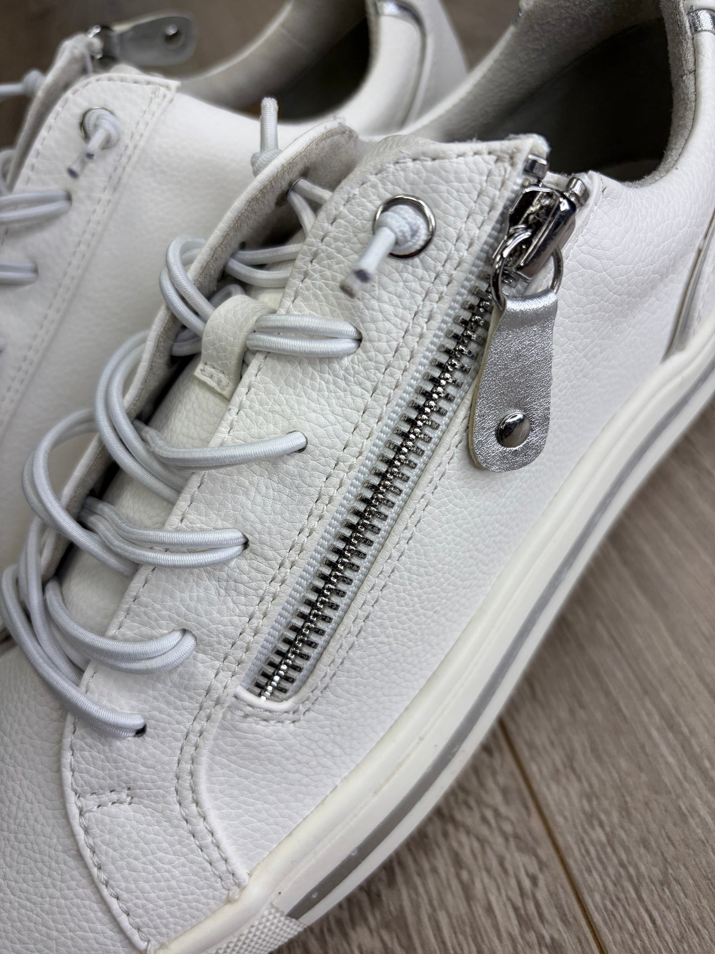 Jana - White Zip Trainer