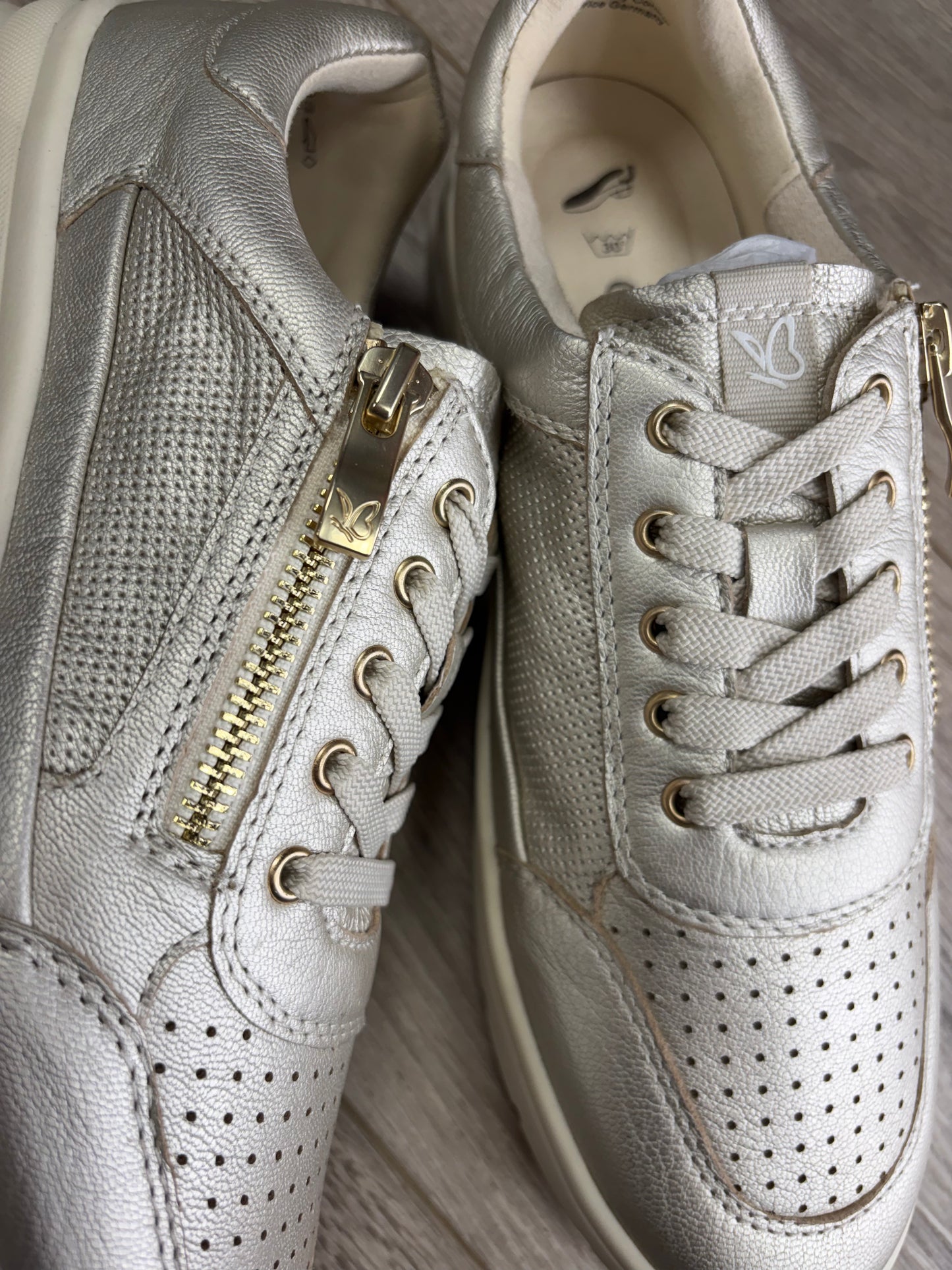 Caprice - Gold Zip Trainer