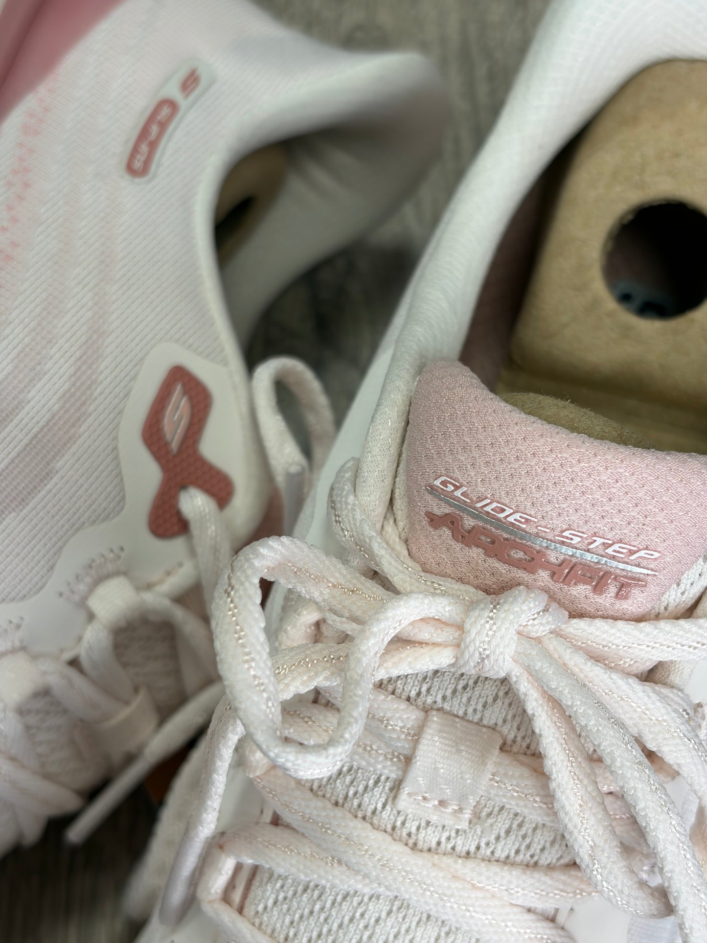 Skechers - Light Pink Arch-Fit